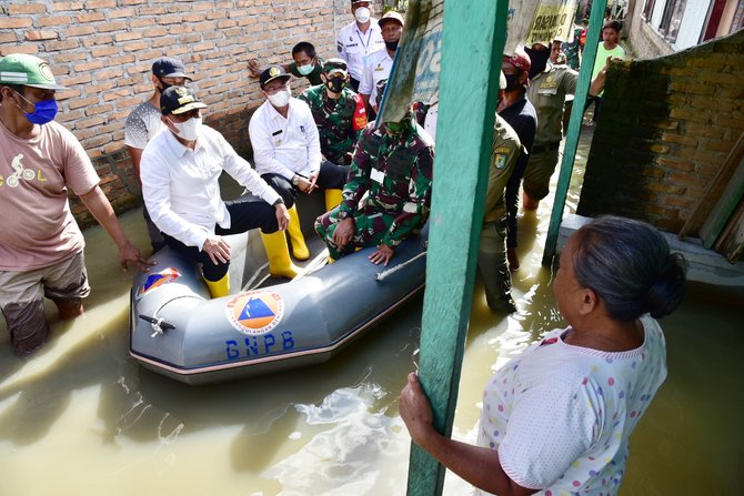 tinjau daerah terdampak banjir di serdang bedagai gubernur sumut berikan bantuan ini