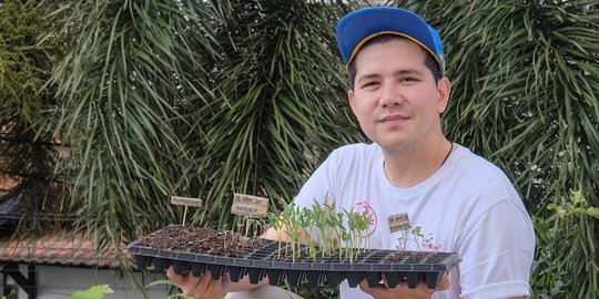 Punya Hobi Berkebun, Ini 5 Momen Haykal Kamil saat Menanam hingga Panen Sayur