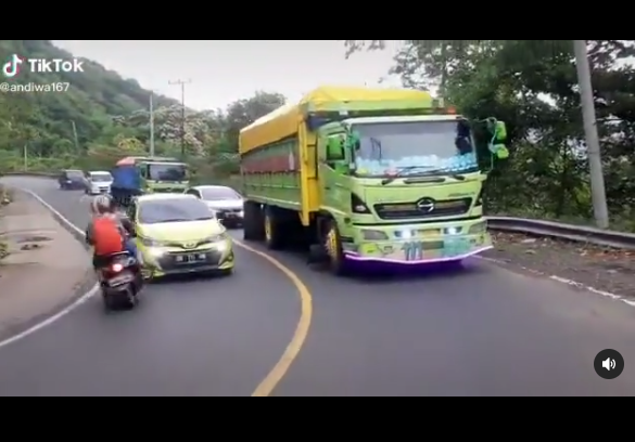 kebangetan banget pemobil tabrak pemotor