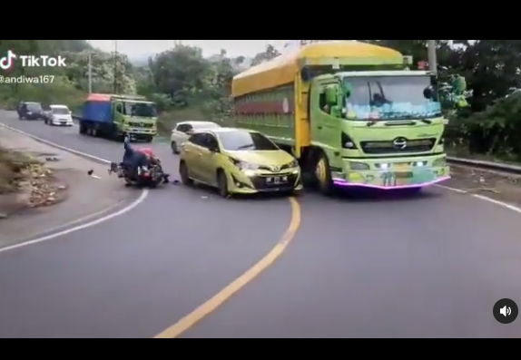 kebangetan banget pemobil tabrak pemotor