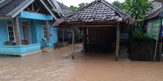 Ratusan Warga di Lebak Mengungsi Akibat Banjir Luapan Sungai Cimoyan