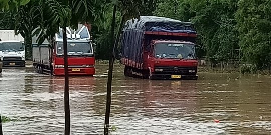 Akses Jalan Cilegon - Anyer Terputus Akibat Banjir, Lalu Lintas Macet 2 Km