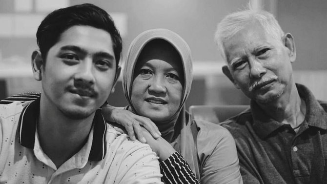 jarang tersorot ini 4 momen kebersamaan arya saloka dan sang ibu
