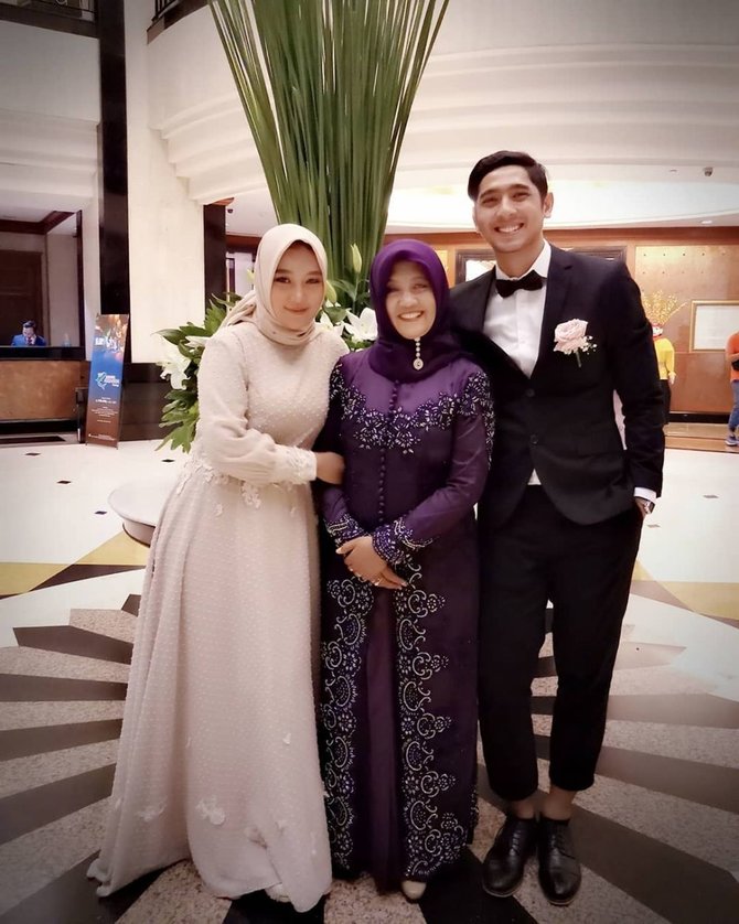 jarang tersorot ini 4 momen kebersamaan arya saloka dan sang ibu