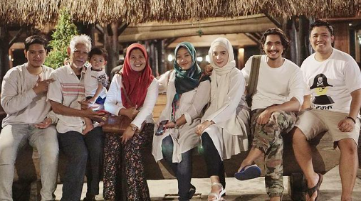 jarang tersorot ini 4 momen kebersamaan arya saloka dan sang ibu