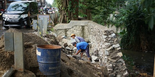 Sering Longsor, Bantaran Kali Tanah Baru di Depok Dipasangi Turap