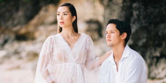 Serba Putih, Intip 3 Potret Maternity Shoot Jennifer Bachdim Bersama Suami