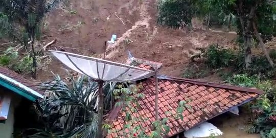 Tanah Longsor Rusak Belasan Rumah di Garut