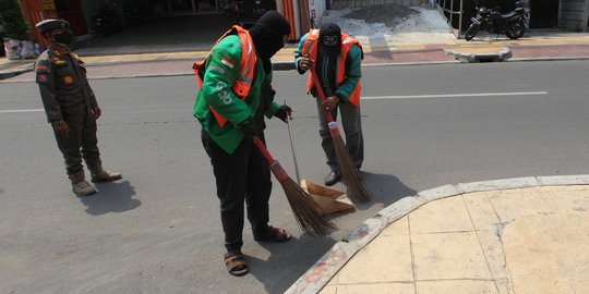 Warga di Solo Tak Pakai Masker Dihukum Bersihkan Parit Beteng Vastenberg Seharian