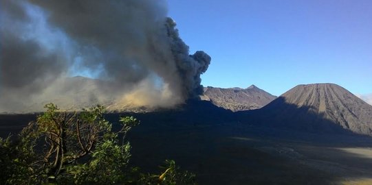 BNPB Sebut Jalur Evakuasi Harus Dibangun di Gunung Semeru