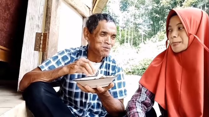 6 potret romantis bu dosen makan di saung bareng suami