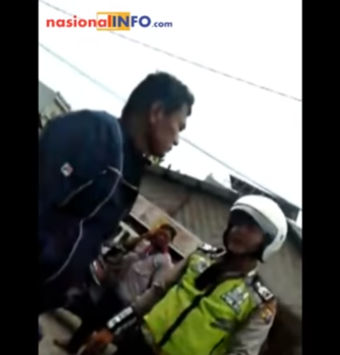 sesama polisi ini ribut sampai gontok gontokan