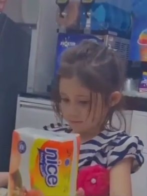 bocah penjual tisu ini cantik bak anak bule