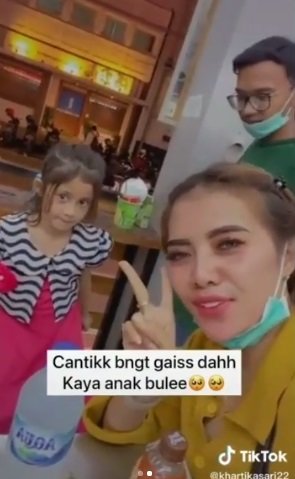 bocah penjual tisu ini cantik bak anak bule