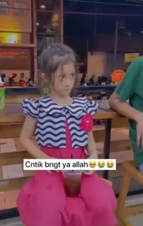 bocah penjual tisu ini cantik bak anak bule