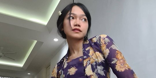 Modis dan Berkarakter, Intip Gaya Busana Fathia Izzati yang Indonesia Banget