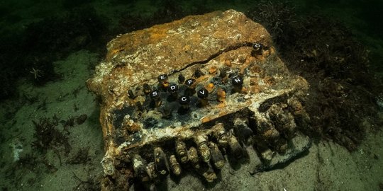 Penemuan Mesin Sandi Langka Milik Nazi di Dasar Laut