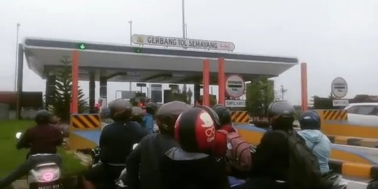 Akses Jalan Lumpuh karena Banjir, Pengendara Motor Nekat Terobos Tol Binjai-Medan