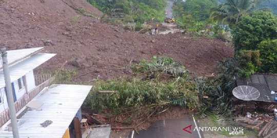 Jalan Utama Lintas Selatan Bandung-Garut di Talegong Tertutup Longsor