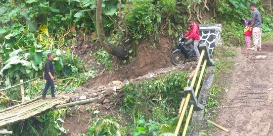 Jembatan Ambruk, Ratusan Warga di Cianjur Terisolasi