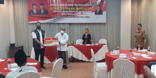 Bagikan Sembako di Malang, Mensos Ajak Tingkatkan Kesetiakawanan Hadapi Covid-19