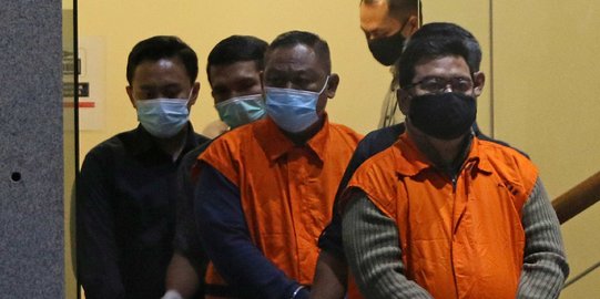 Wajah-Wajah Tersangka Korupsi Bansos Saat Digelandang