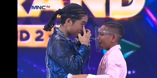 Penuh Haru, Ini Momen Pertemuan Betrand Peto dengan Adik Kandungnya