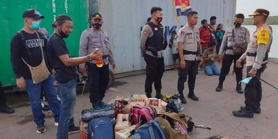 Razia di 2 Pelabuhan Merauke, Polisi Amankan Busur Panah Hingga Miras Ilegal