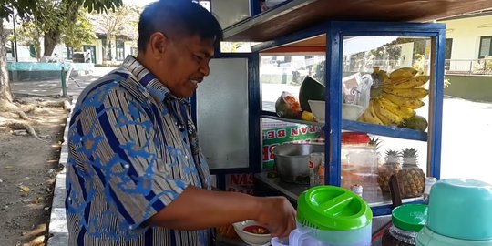 Penuh Semangat, Pensiunan Kopral Tentara Ini Jualan Es Buah Demi Biayai Anak Kuliah