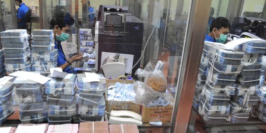 Dibayangi Kenaikan Kasus Covid-19, Kurs Rupiah Ditutup Stagnan di Rp14.105 per USD