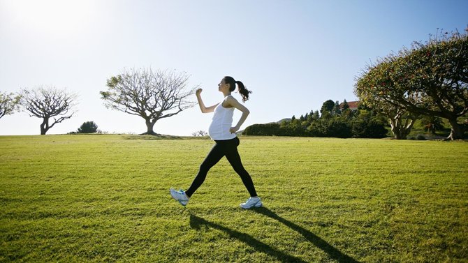 illustration of pregnant mother exercising