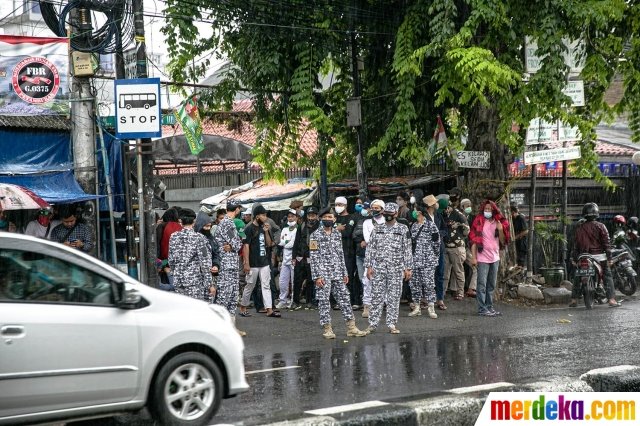 potret anggota laskar jaga ketat markas fpi