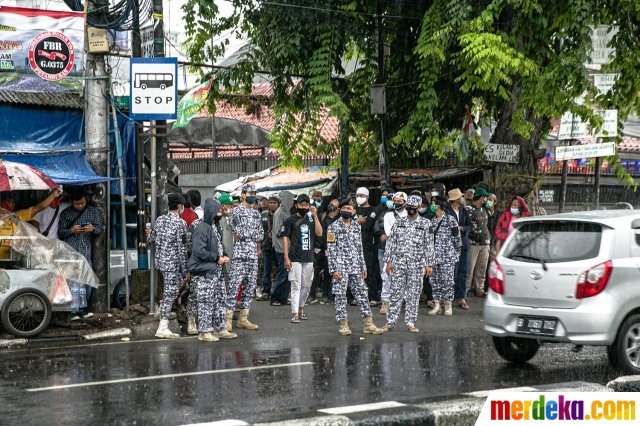 potret anggota laskar jaga ketat markas fpi