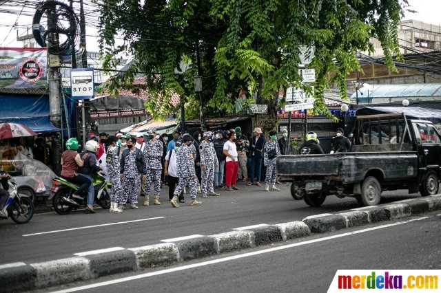 potret anggota laskar jaga ketat markas fpi