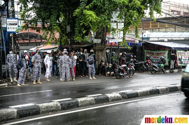 potret anggota laskar jaga ketat markas fpi