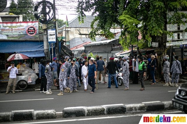 potret anggota laskar jaga ketat markas fpi