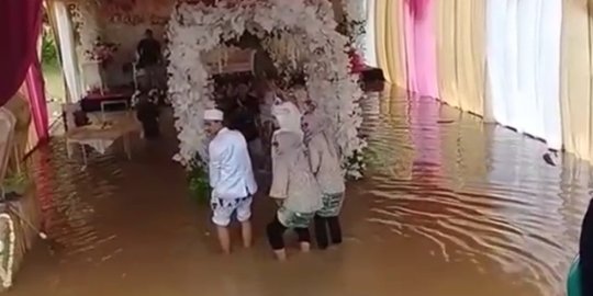 Sejoli Ini Gelar Pernikahan di Tengah Kepungan Banjir