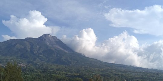 Gunung Merapi Keluarkan Guguran Material Sejauh 200 Meter