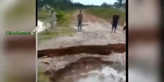 Jalan di Asahan Ini Amblas karena Bendungan Jebol, Malah Jadi Tontonan Warga