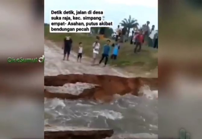 jalan di asahan ini amblas karena bendungan jebol malah jadi tontonan warga