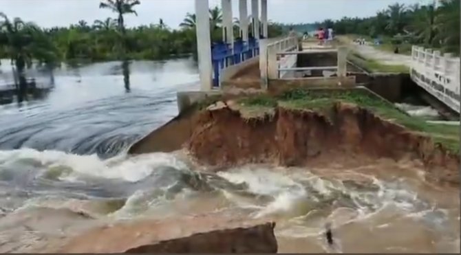 jalan di asahan ini amblas karena bendungan jebol malah jadi tontonan warga