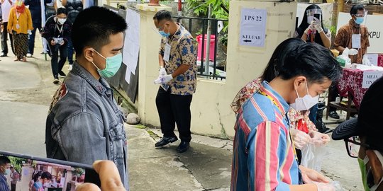 Nyoblos di TPS 22 Manahan, Gibran Ditemani Istri dan Kaesang