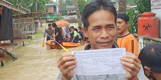 Akibat Banjir, Warga Kabupaten Serang ke TPS Naik Perahu