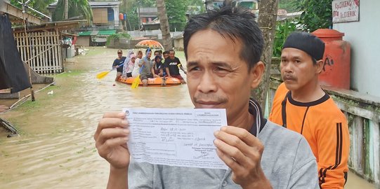 Banjir, Warga Kabupaten Serang Naik Perahu Menuju ke TPS