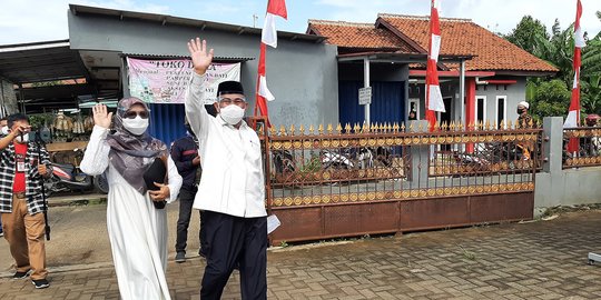 Ditemani Istri, Mohamad Idris Mencoblos di TPS 14 Jatimulya Depok