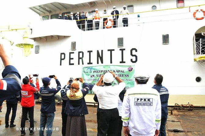 menteri perhubungan budi karya sumadi menyaksikan langsung proses pelepasan kapal perintis berbobot 2000 gt