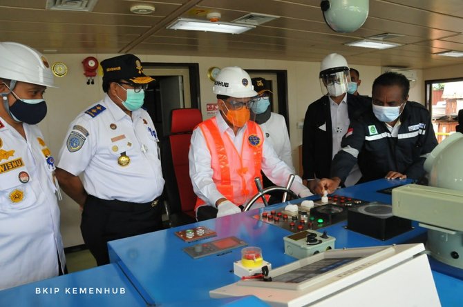 menteri perhubungan budi karya sumadi menyaksikan langsung proses pelepasan kapal perintis berbobot 2000 gt