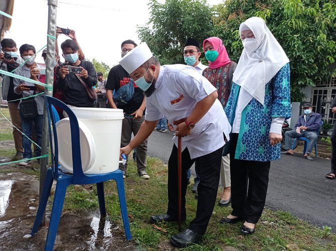 helmi hasan didampingi istri mencoblos di tps 03