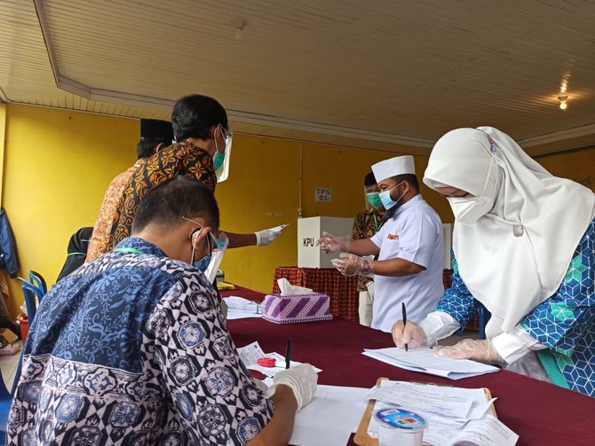 helmi hasan didampingi istri mencoblos di tps 03