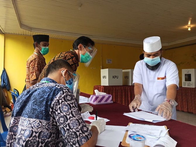 helmi hasan didampingi istri mencoblos di tps 03